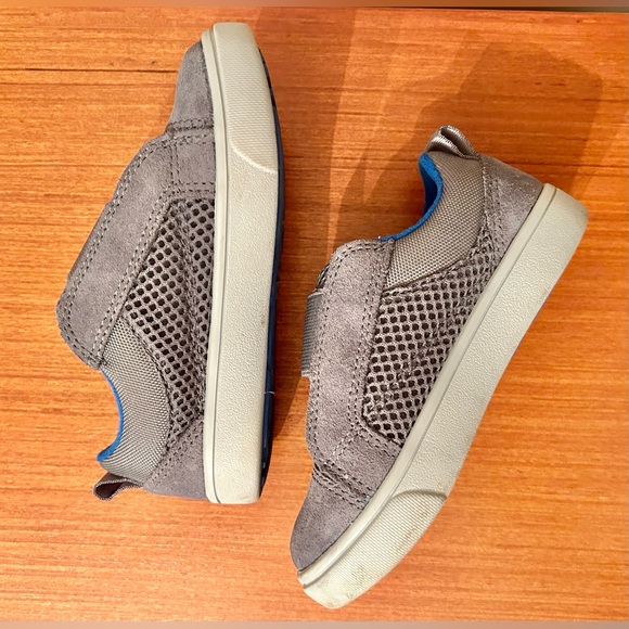 UGG Toddler Rennon Low Top Sneaker in Metal TODDLER SIZE 8 - Picture 13 of 13